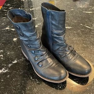 Mix Mooz leather mid-bootie, size 8, deep ocean blue, next to new.